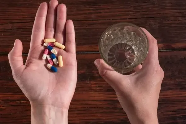Melyik vitamint érdemes reggel, és melyiket este bevenni?